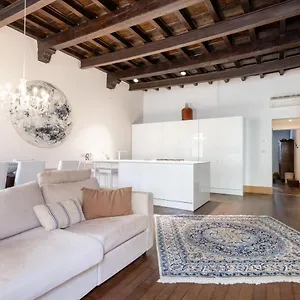 https://exclusive-elegant-apartment-in-pieno-centro-x4.emilia-romagnahotels.net